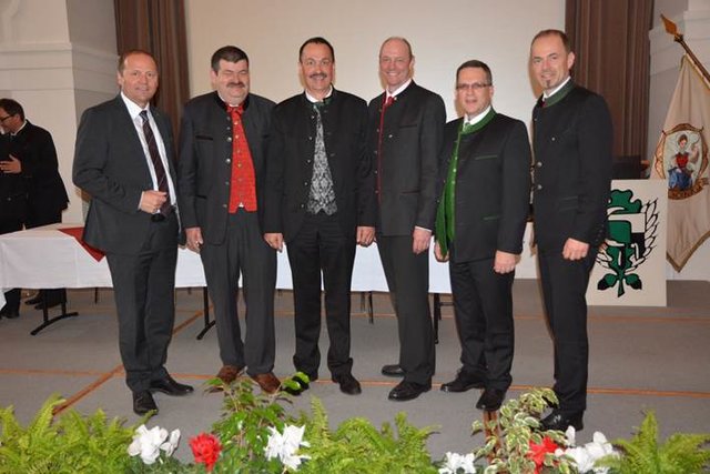 Landesobmann Andreas Gleirscher aus Neustift (3.v.l.) mit seinen zwei Stellvertretern Martin Ennemoser und Pepi Stock sowie Ehrengästen.