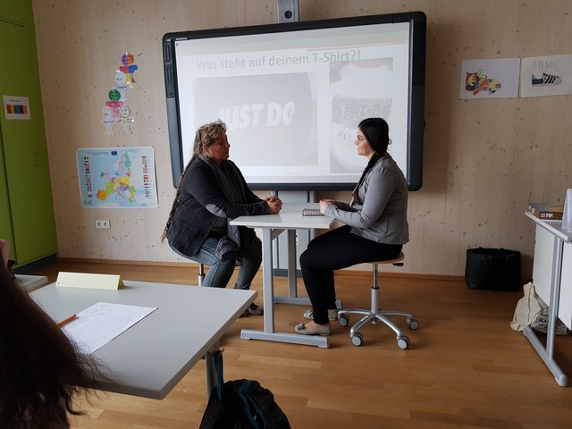 Die beiden Bewerbungstrainerinnen Tina Widmann und Constanze Hellmann "spielen" ein Vorstellungsgespräch. SO IST ES RICHTIG! | Foto: Junior Journalisten