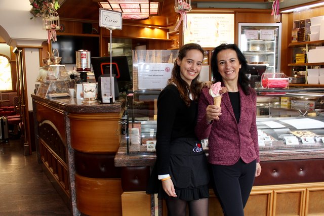 Italienisches Familiengeschäft in der Wallensteinstraße: Valentina Serafini (r.) wird in ihrem Eissalon Serafini von ihrer Tochter Laura (l.) unterstützt.