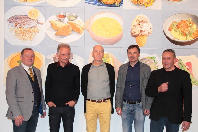 Bei der Eröffnung der Ausstellung "Kreuzfahrt" im Greith-Haus: GR Johann Pirker, die Künstler Günther Holler-Schuster, Erwin Lackner, Bgm.  Karlheinz Schuster und Bruno Wildbach. | Foto: Christa Ortner