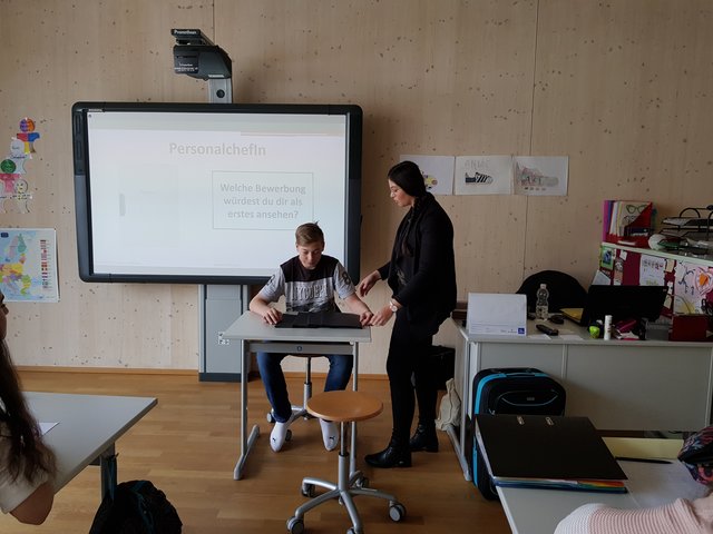 Daniel als Personalchef, er wählt die beste Bewerbung aus. | Foto: Junior Journalisten
