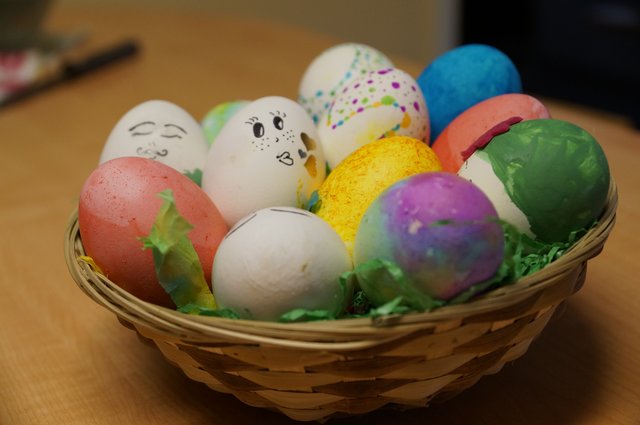 Unser Osterkörbchen ist voll und bunt. Die Bezirksblätter haben die neuen Trends zum Eierfärben ausprobiert.