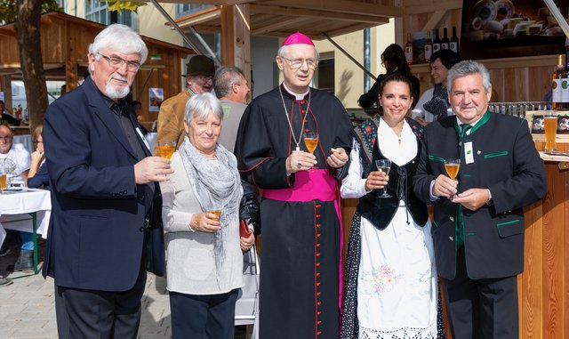 Vertreter der Partnergemeinde Nimis sowie mit dem ehem. Bischof Egon Kapellari und Bgm. Josef Niggas (r.) beim Franziskusmarkt.