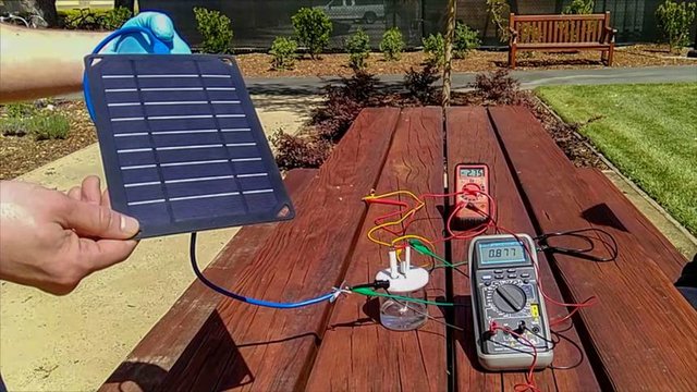 Wasserstoff kann nun aus Meerwasser elektrolysiert werden kann, ohne dass sich die Anoden aufgrund des Salzes auflösen. Laut der Pressemitteilung fanden die Stanford-Forscher heraus, wie die Anode beschichtet werden sollte, damit sie nicht korrodiert. | Foto: © Stanford University Bildnachweis: Mit freundlicher Genehmigung von H. Dai, Yun Kuang und Michael Kenney