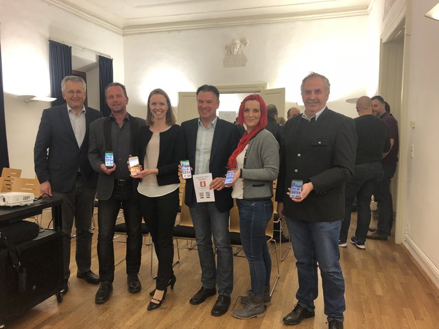 Die Verantwortlichen des Projektes rund um TVB-Vorsitzenden Peter Ruhs freuen sich über die gelungene neue App. | Foto: Strassmair