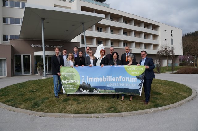 Die Teilnehmer bzw. Organisatoren des 2. Immobilienforums mit Moderator Mathias Pascottini
