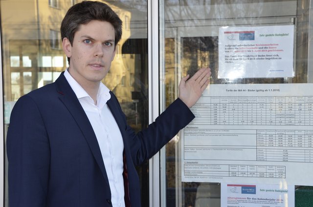 ÖVP Ottakring-Klubobmann Stefan Trittner vor dem Eingang des Ottakringer Bades