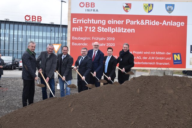Spatenstich für neues Parkdeck und das soll Ende 2019 fertiggestellt sein.