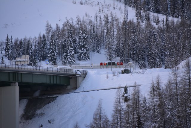 Der Tauerntunnel war am Abend des 26. März wegen starker Rauchentwicklung gesperrt.   | Foto: BBL