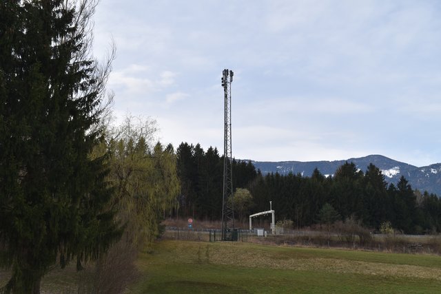 Dieser Sendemast erfüllt die technischen Voraussetzungen für den 5G-Testbetrieb von T-Mobile | Foto: Niedermüller