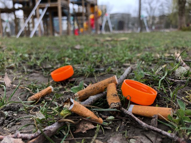 Da musste wohl jemand lange auf das spielende Kind warten ... und hat die Zeit mit der Vermüllung des Motorikparks verbracht.  | Foto: Höllbacher