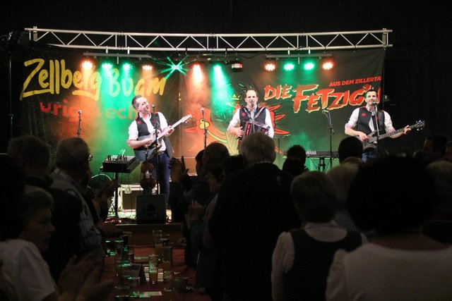 Voller Saal beim Konzert der Zellberg Buam und der Fetzig'n im Gasthaus Klang in Echsenbach