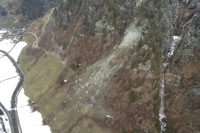 In etwa 2.500 Kubikmeter Gestein fielen auf den Wirtschaftsweg in Hüttschlag Karteis. | Foto: LMZ Valentin