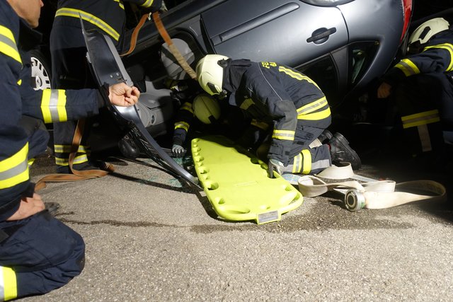 In Bad Ischl wurde die Personenrettung aus einem verunfalltem Pkw geübt.