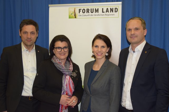 BR Peter Raggl, NR Elisabeth Pfurtscheller, Staatssekräterin Mag. Karoline Edtstadler und Bezirksobmann von "Forum Land" Thomas Pohl (v.l.).