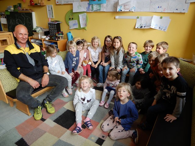 Postler Günther mit den Kindergartenkindern.