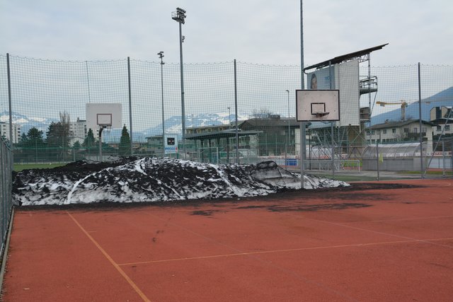 Am einfachsten zu entfernen sind in Kufstein die Granulatteilchen noch am Basketballplatz, hier gibt's auch keinen Kanaldeckel.