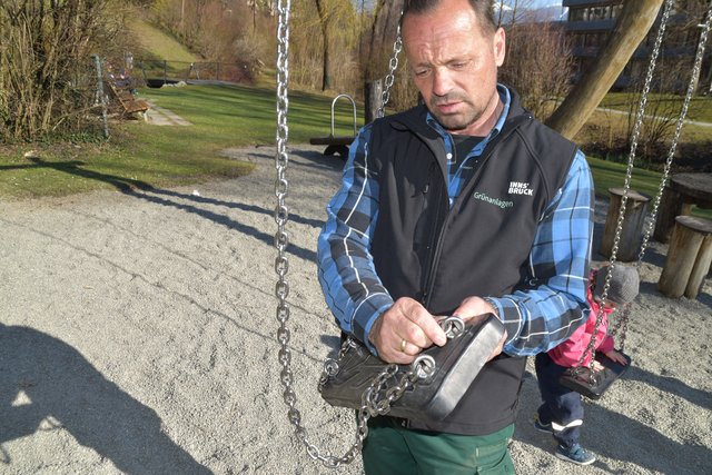 Gärtner der Grünanlagen Frühling in HöttingWest Innsbruck