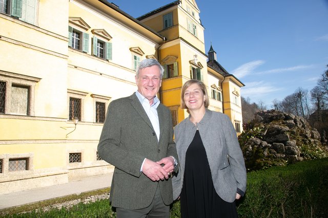 Bürgermeister Harald Preuner und Schlosshauptfrau Ingrid Sonvilla freuen sich auf die Saison 2019.  | Foto: Stadt Salzburg/Wildbild