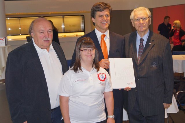 Marc Angelini (l.) mit Tim Shriver, der verkündete, dass Tanzen olympische Special Olympics-Sportart ist. | Foto: Special Olympics