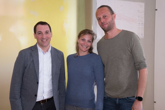 Die neue Heiligwasserwirtin Emilie Koll mit ihrem Mann Stephan (re.) und Stiftsverwalter Dr. Rainer Khälß (li.)