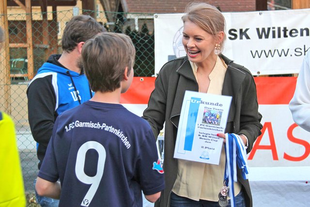 Stadträtin Elisabeth Mayr beglückwünschte den 1. FC Garmisch-Partenkirchen zum 2. Platz beim „SK Wilten Besele Cup“