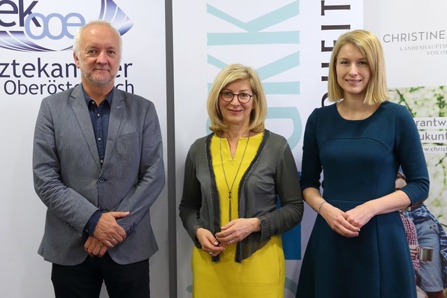 Wolfgang Ziegler, stv. Kurienobmann der niedergelassenen Ärzte der Ärztekammer OÖ, Andrea Wesenauer, Direktorin der OÖGKK, Landeshauptmann-Stv. Christine Haberlander (v. l.). | Foto: Land OÖ/Liedl