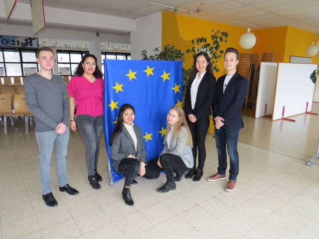 Juniorbotschafter und Interessierte halten beim Europatag Referate rund um die EU-Wahl und die EU ab.