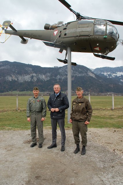 Verteidigungsminister Mario Kunasek mit dem scheidenden Kommandanten Andreas Staudacher (rechts) und seinem Nachfolger Udo Koller.