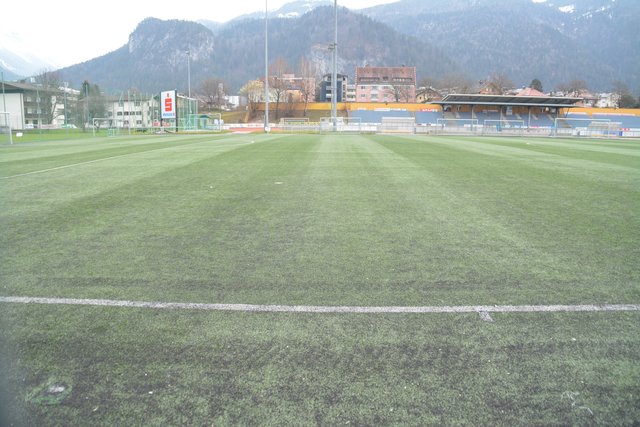 Der Kunstrasen in Kufstein wird mit Gummigranulat aufgefüllt, das ist gängige Praxis.