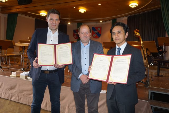Internationale Partnerschaft: Musikschuldirektor Robert Ederer, Vizebgm. August Friedheim, Prof. Sin-ichi Katayose.