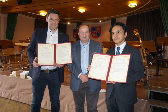 Internationale Partnerschaft: Musikschuldirektor Robert Ederer, Vizebgm. August Friedheim, Prof. Sin-ichi Katayose. | Foto: WOCHE