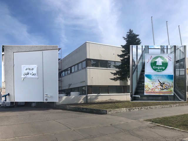 Zwei Aufgänge führen in das Obergeschoss der Richard-Neutra-Gasse 8. Einer ist mit "Eingang Herren" (links) beschriftet. 