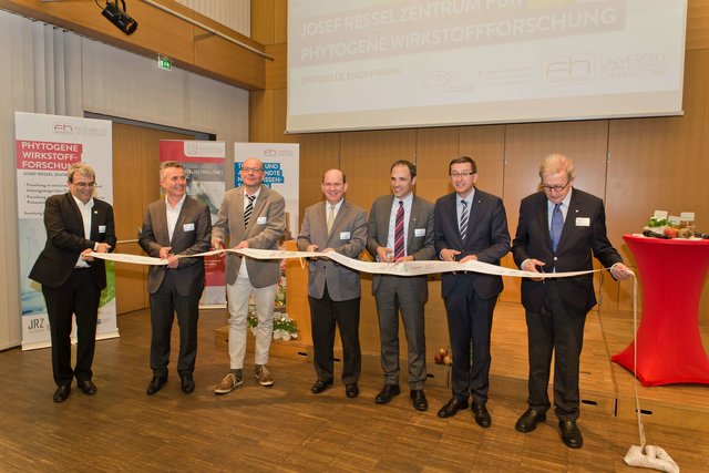 V.l.: Tobias Kühne (GF PM International), Helmut Grabherr (GF Agromed Austria), Andreas Müller (Head of R&amp;D Delacon Biotechnik), Johann Kastner (GF FH OÖ Forschung &amp; Entwicklung), Julian Weghuber (Leiter Josef-Ressel-Zentrum für Phytogene Wirkstoffforschung, FH OÖ), LR Markus Achleitner (Land OÖ), Reinhart Kögerler (Präsident Christian Doppler Forschungsgesellschaft) eröffneten das Josef-Ressel-Zentrum am FH OÖ Campus Wels. | Foto: B.Plank – imBilde.at
