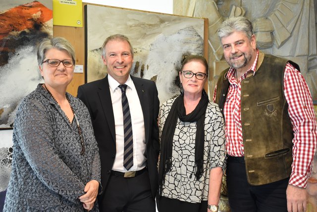Kunst und Raum: die Künstler Petra Kreiser, Christine Suitner und Robert Neuner und Chef der Raika Zirl Thomas Ruetz