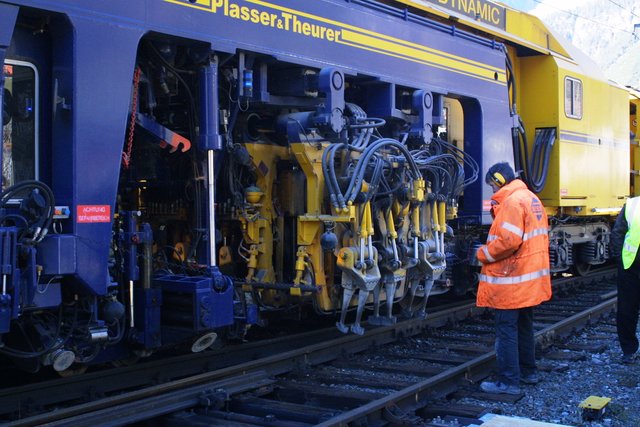 Gleisstopfmaschine im Einsatz. | Foto: ÖBB/Zenger
