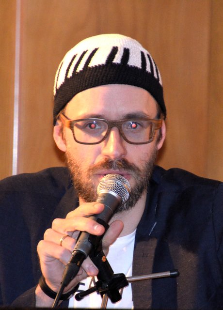 Bandleader David Helbock mit seiner unverwechselbaren Strickmütze
