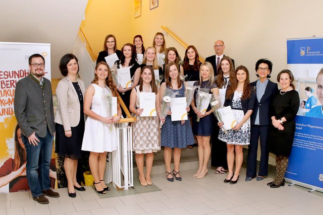 Die Absolventen des Bachelorstudienganges Gesundheits- und Krankenpflege an der GuKPS Steyr erhielten von Eva Siegrist, Leiterin der Schulen der Oö. Gesundheitsholding, die Diplome. Mit den Diplomanden freuen sich neben dem gesamten Schulteam Maria Ragl und Standortleiter Berthold Hebrank, MHPE. | Foto: Oö. Gesundheitsholding