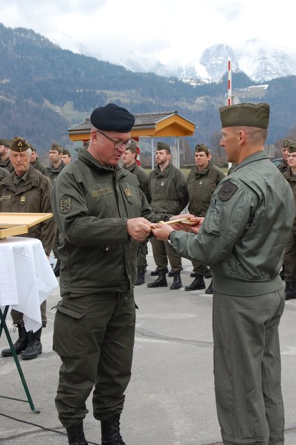 Schlüsselübergabe an den neuen Kommandanten.