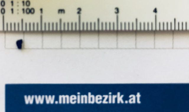 Die einzelnen Teilchen sind nur wenige Millimeter groß und gelangen mit dem Schmelzwasser oft direkt in die Kanäle.