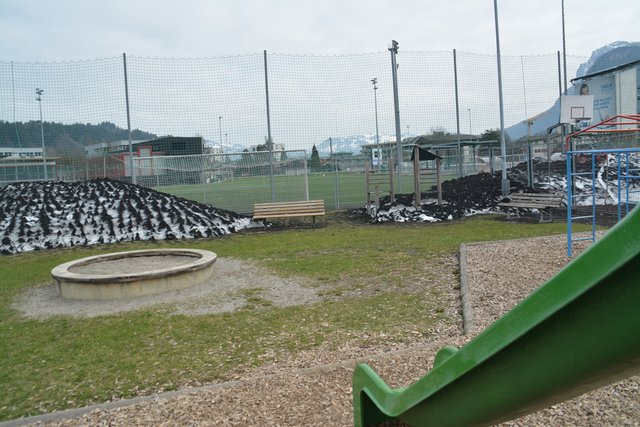 Auch am nahegelegenen Spielplatz gibt's nun jede Menge Plastikteilchen.