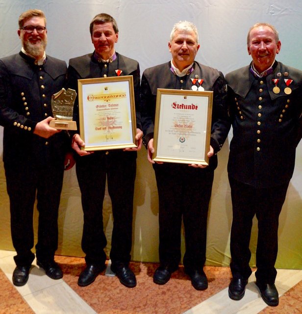Obmann-Stv. Martin Waltl mit den Geehrten Günther Taferner, Obmann Stefan Rieser und Kapellmeister Georg Foidl (v. li.). | Foto: KMK Fieberbrunn