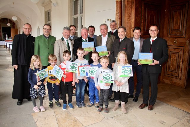 Naturpark-Obmann Franz Grabenhofer im Kreis der Ehrengäste, an der Spitze Landesrat Anton Lang und LAbg. Hubert Lang. | Foto: Alfred Mayer