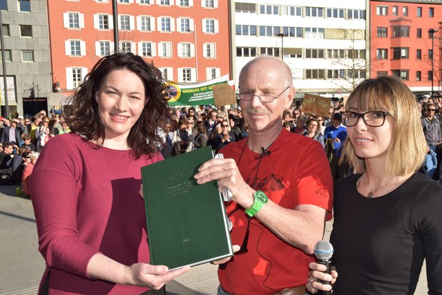 Die Petition übergaben Gerd und Tina Estermann an LHSTv. Ingrid Felipe.