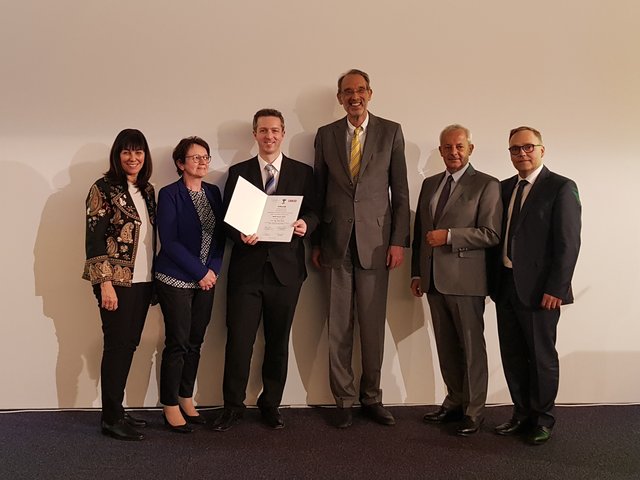 Heinz Faßmann (3. v. r.) überreicht an Stefan Plasser (3. v. l.) im Beisein von Direktorin Annemarie Berschl (2. v. l.) den BMHS Award.