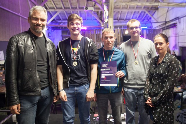 Klaus Lehner (Catalysts), Siegfried Stumpfer, Johannes Stöhr, Jakob Fischl (Siegerteam, HTL Ybbs), Simone Trost (Zukunftsakademie). | Foto: mostropolis.at