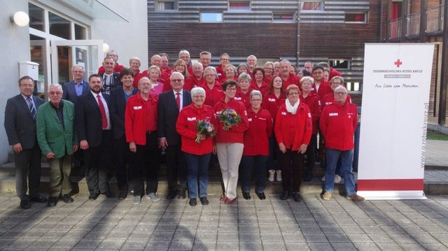 Auf unserem Bild die Ehrengäste mit den Mitarbeitern und Mitarbeiterinnen. | Foto: Rozes Kreuz