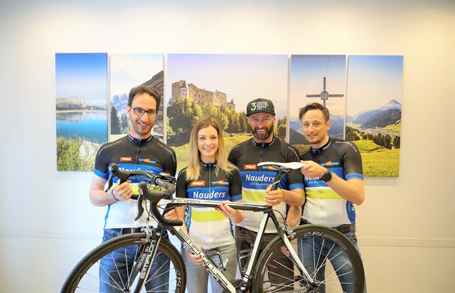 Die Verantwortlichen von TVB Tiroler Oberland und Gemeinde Nauders freuen sich auf die gute Zusammenarbeit mit Viktoria Mall, die als neue Chefin das Dreiländergiro OK-Team leitet. v.l.n.r.: BGM Helmut Spöttl, die neue Chefin des Dreiländergiro OK-Teams Viktoria Mall, Helmut Wolf (Vorstand TVB Tiroler Oberland), Manuel Baldauf (GF TVB Tiroler Oberland). | Foto:  TVB Tiroler Oberland