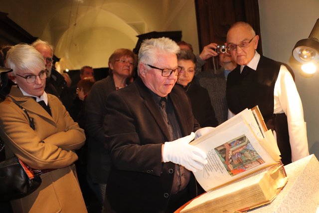 Bei der Ausstellungseröffnung ließ Bibliothekar Werner Rinner in den Theuerdank blicken.