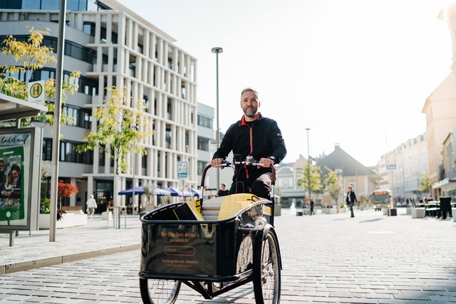 Ab Dienstag, 2. April, ist City-Bote Georg Moser mit seinem Elektro-Lastenfahrrad wieder in der Villacher Innenstadt unterwegs